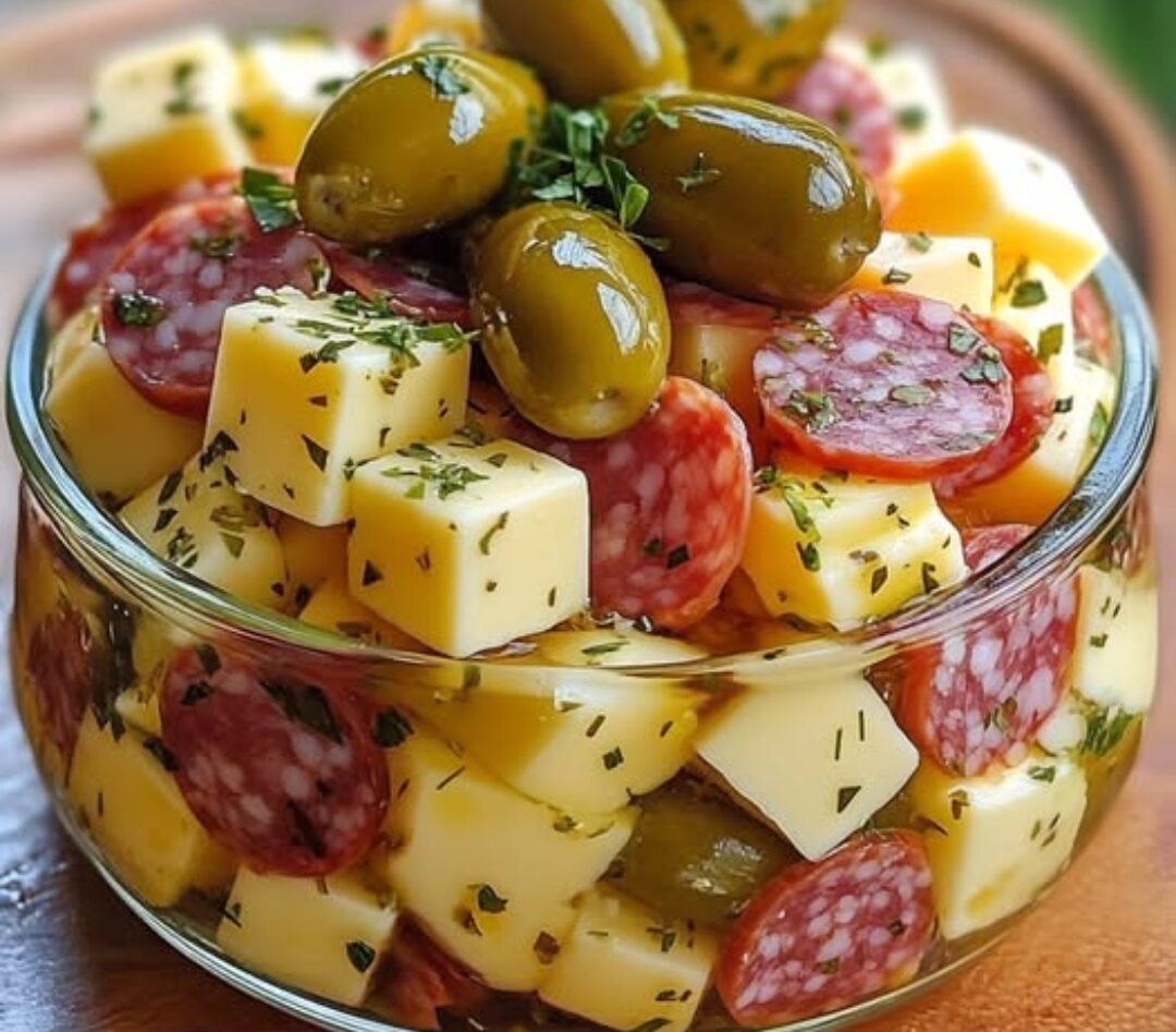 Aperitivo fácil de queso marinado con salami y pepinillos 494563303_1125072609421852_8154324697144517306_n