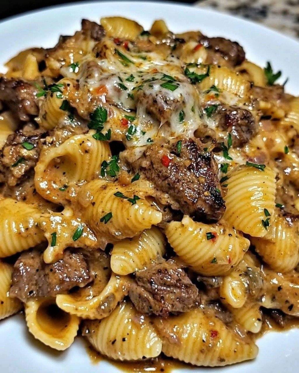 Bouchées de steak au beurre à l’ail et coquilles crémeuses au parmesan 591669193_122165341262872013_6131726449544070408_n