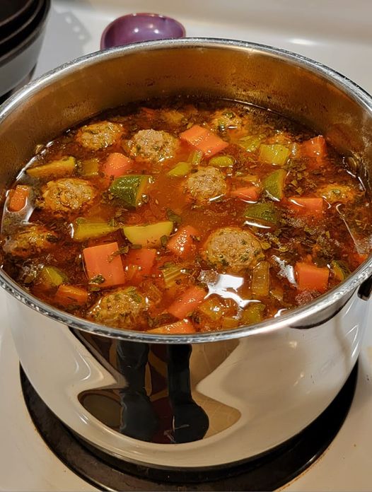 Préparation boulettes de viande (soupe mexicaine) 601469704_122291880284238356_525210837387160571_n