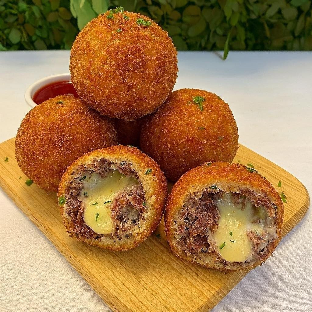 Bolitas de Carne Seca con Mandioca Un Bocado Tradicional con Mucho Sabor del Norte de Brasil Bolitas de Carne Seca con Mandioca Un Bocado Tradicional con Mucho Sabor del Norte de Brasil
