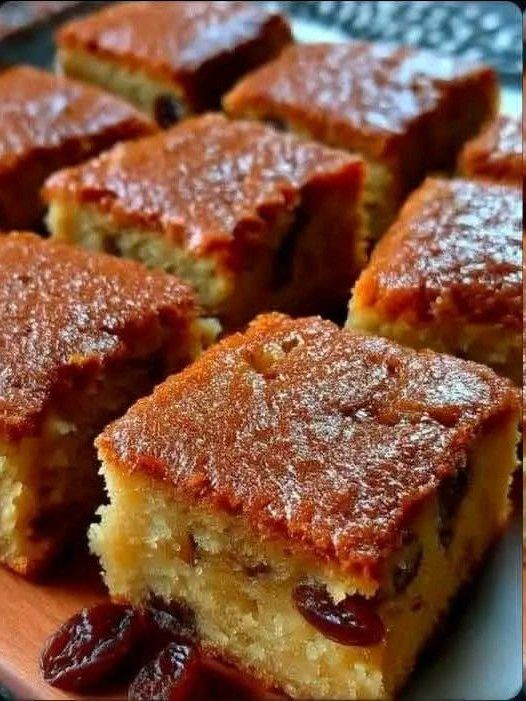 Cuadrados de pastel de vainilla con pasas doradas: un clásico reconfortante para cualquier ocasión rHHGX3T