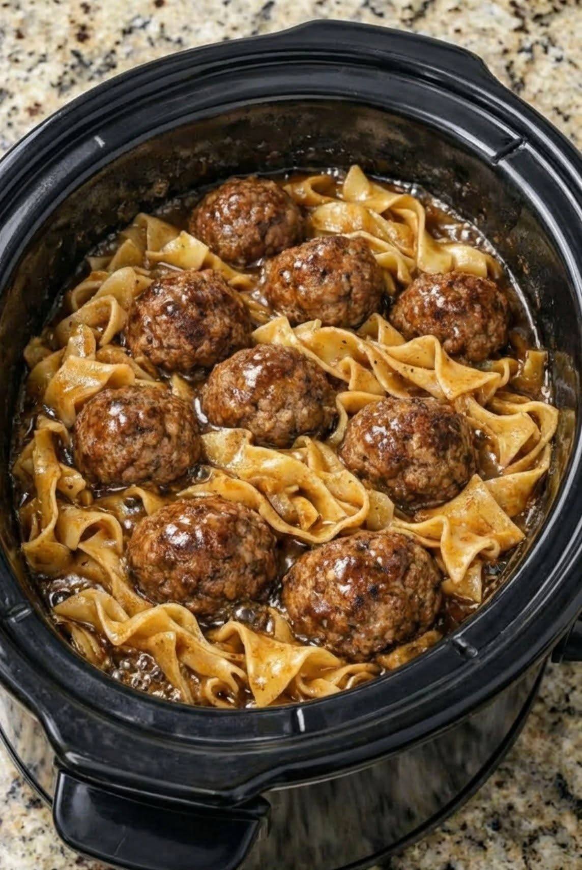 Nouilles aux boulettes de viande : recette facile et réconfortante 679319168_2215190632636353_2005137830558030021_n